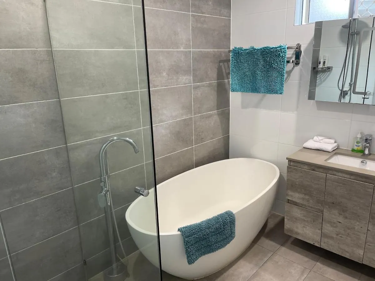 Cairns / Edge Hill Stylish Villa A