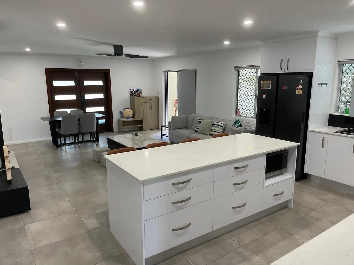 Cairns / Edge Hill Stylish Villa A location