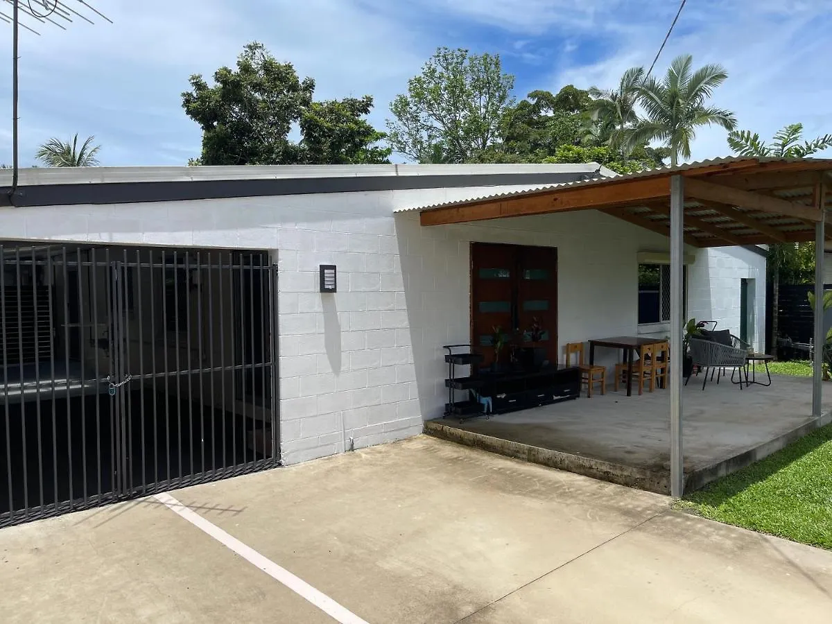 Cairns / Edge Hill Stylish Villa A Australia
